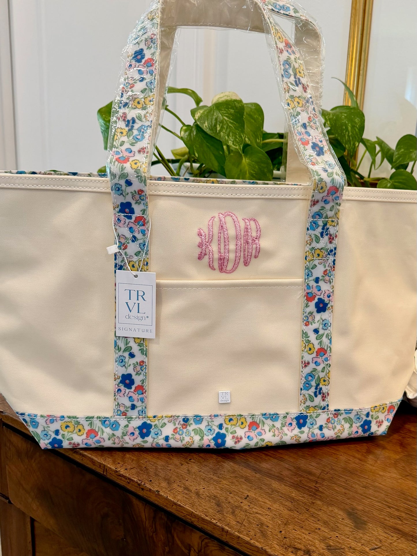 TRVL Medium Tote